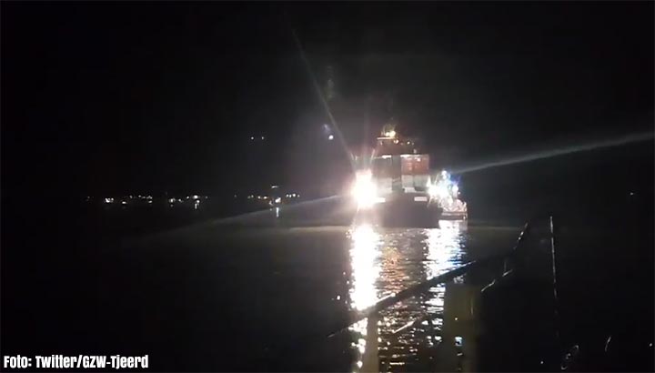 Binnenvaartschepen botsen op de Waal bij Brakel [+video]