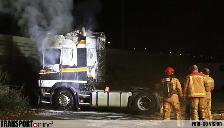 Cabine van vrachtwagen volledig uitgebrand in Helmond [+foto]
