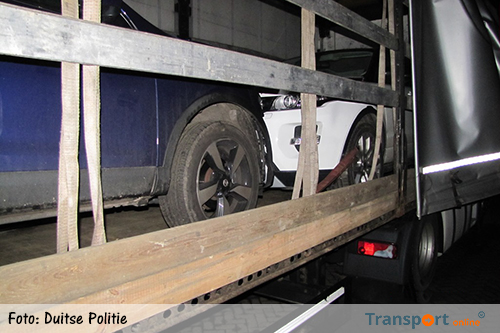 Politie ontdekt gestolen auto's in vrachtwagentrailer [+foto]