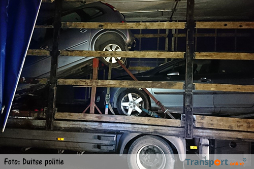 Vrachtwagen met autowrakken in Duitsland van de weg gehaald [+foto's]