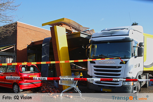 Vrachtwagen ramt ingang Jumbo supermarkt Deurne, klant gewond [+foto]
