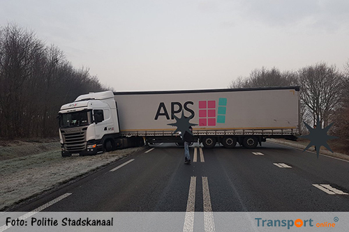 Vrachtwagen blokkeert N374 na keerfout [+foto]
