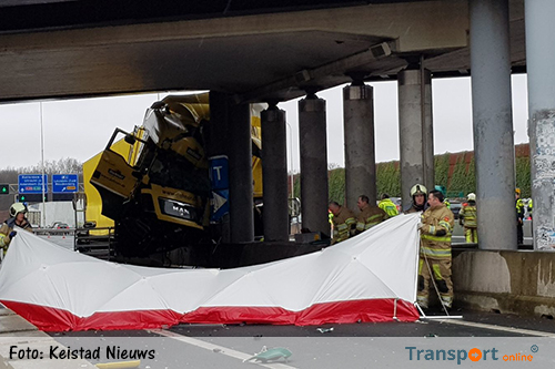Vrachtwagenchauffeur overleden na aanrijding tegen pijler viaduct op A28 [update+foto's]
