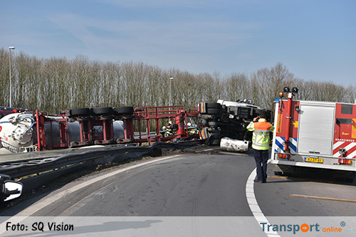 Vrachtwagen gekanteld op A59, chauffeur bekneld [+foto]