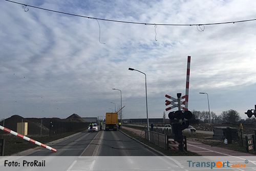 Vrachtwagen trekt bovenleiding stuk bij Barneveld [+foto]