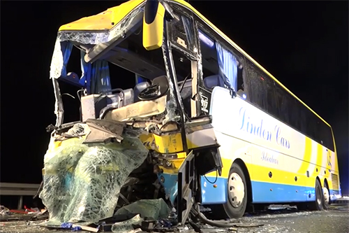 Dode en gewonden na aanrijding bus en vrachtwagen op Duitse A3 [+video]