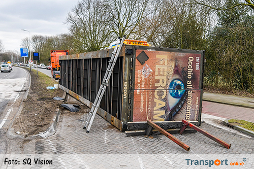 Vrachtwagen verliest wissellaadbak in Eindhoven [+foto]