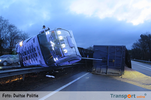 Gekantelde vrachtwagen zorgt voor urenlange afsluiting op Duitse A1 [+foto's]