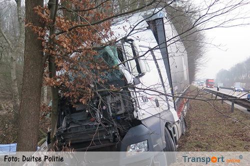 Vrachtwagen tegen boom: chauffeur en bijrijder stappen ongedeerd uit [+foto's]