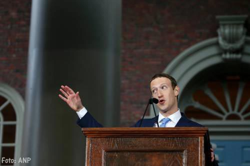 Facebookbaas Zuckerberg spreekt personeel toe