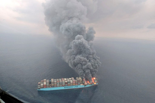 Eén dode en nog altijd vier bemanningsleden vermist door brand op 'Maersk Honam' [+video]