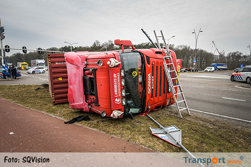 Vrachtwagen met container gekanteld in Eindhoven [+foto]
