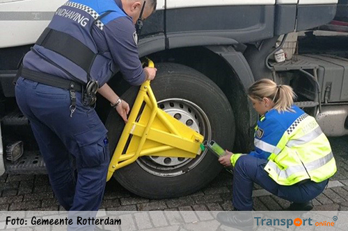 Tien wielklemmen aangebracht bij fout geparkeerde vrachtwagens in Rotterdam [+foto]