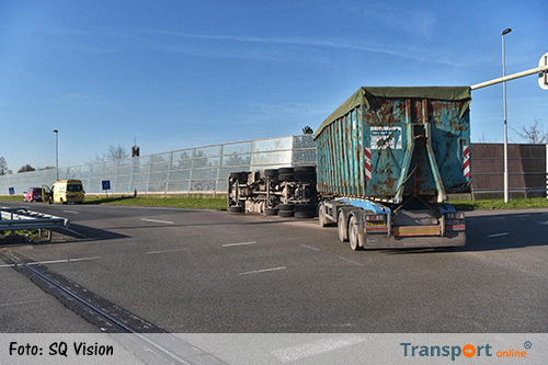 Vrachtwagen gekanteld bij Prinsenbeek [+foto]