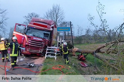 Vrachtwagenchauffeur zwaargewond na botsing tegen boom [+foto]