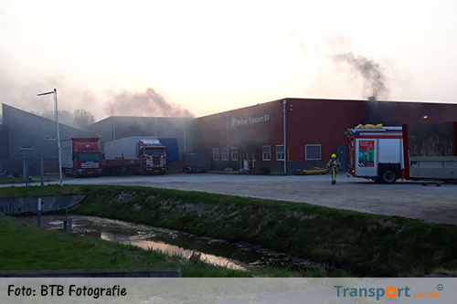 Brand in loods bij transportbedrijf de Boer Transport in Tijnje [+foto]