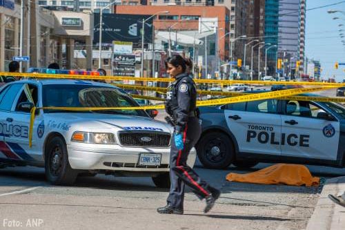 Busje rijdt mensen aan in Toronto: 10 doden en meerdere gewonden [+foto]