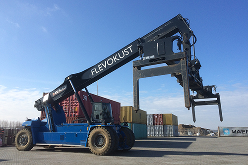 Eerste containers verladen via Flevokust Haven