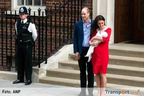 Kate en William verlaten ziekenhuis met zoon