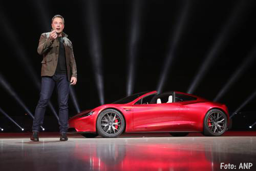 Megabeloning Musk ver weg door dip Tesla