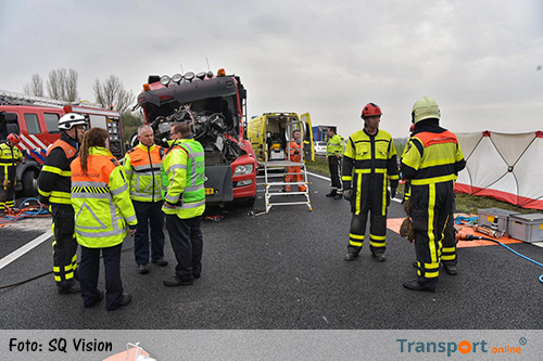 Vrachtwagenchauffeur bekneld na ongeval op A59 [+foto]