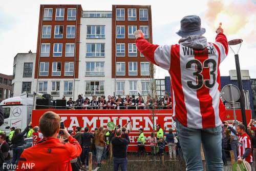 PSV toert op platte kar door Eindhoven