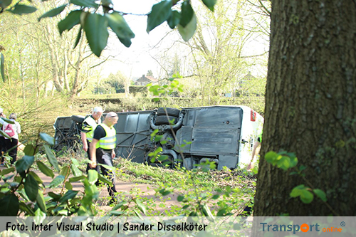 Touringcar tegen boom in Amsterdam: drie gewonden [+foto's]