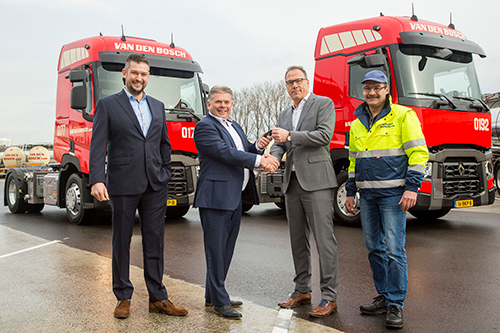 Eerste twee van 42 nieuwe Renault Trucks T afgeleverd aan Van den Bosch Transporten