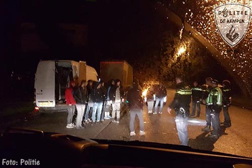 Vluchtelingen in bestelbus op parkeerplaats langs A67 aangetroffen