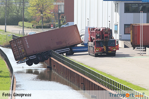 Vrachtwagentrailer blijft boven het water hangen langs A15 [+foto]