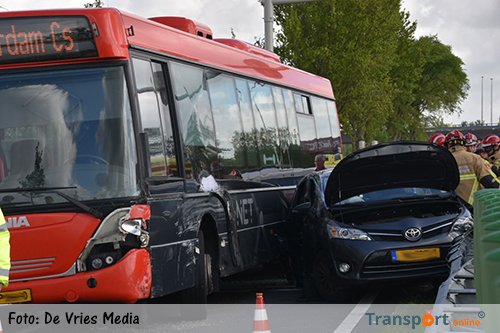 Vijf gewonden na aanrijding bus en auto op busbaan [+foto]