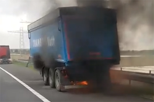 Vrachtwagentrailer in brand op A73 [+video]