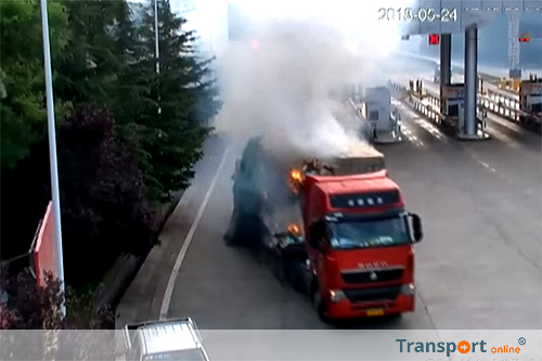 Vrachtwagenchauffeur rijdt door terwijl lading op trailer in lichterlaaie staat [+video]