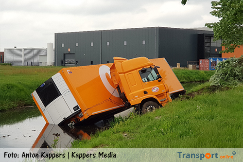 Vrachtwagen te water in Heerenveen [+foto]