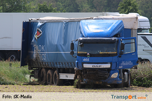 Vrachtwagen weiland ingereden langs A73 [+foto]
