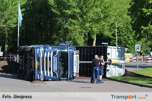 Vrachtwagen met grond gekanteld in Kampen [+foto]