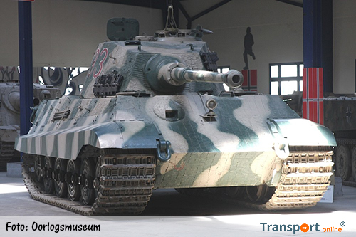 Königstiger tank na twee dagen transport aangekomen in Overloon [+video]