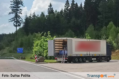 Duitse parkeerplaats A73 afgesloten omdat Turkse vrachtwagen gevaarlijke stof lekt [+foto's]