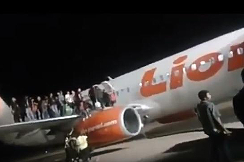 Gewonden na valse bommelding in vliegtuig [+video]