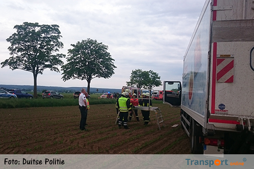 Vrachtwagenchauffeur 'parkeert' vrachtwagen in maïsveld [+foto]