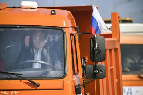 Poetin rijdt zelf in vrachtwagen voor het eerst over de nieuwe brug naar de Krim [+video]