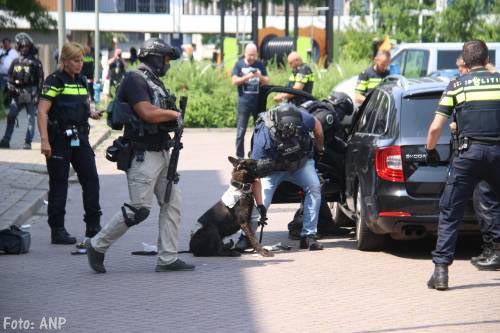 Politie schiet man met bijl in Schiedam neer