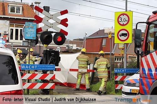 Dode bij aanrijding trein en lesauto op overgang in Bussum [+foto]