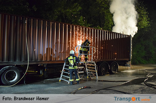 Vrachtwagenchauffeur wordt wakker van knal: container in brand [+foto's]