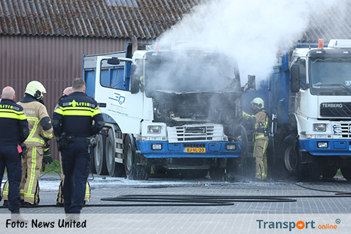 Vrachtwagens lopen flinke schade op bij brand in Den Ham [+foto]