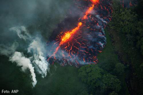 Grote scheur in vulkaan Kilauea op Hawaii