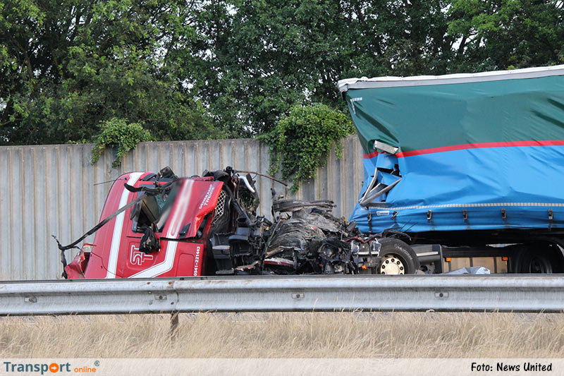Ernstige aanrijding met twee vrachtwagens op de A1 kost Duitse chauffeur het leven [+foto's]