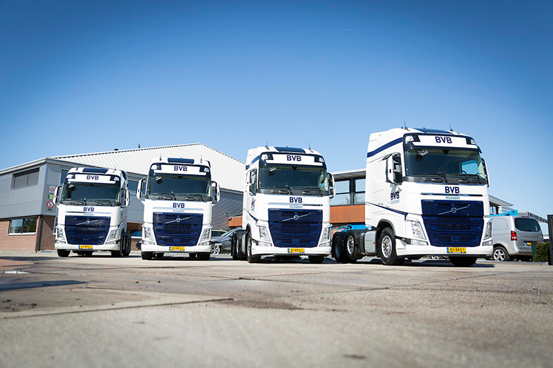 Vier Volvo FH 500 6x2 voorloopastrekkers voor BVB Logistics