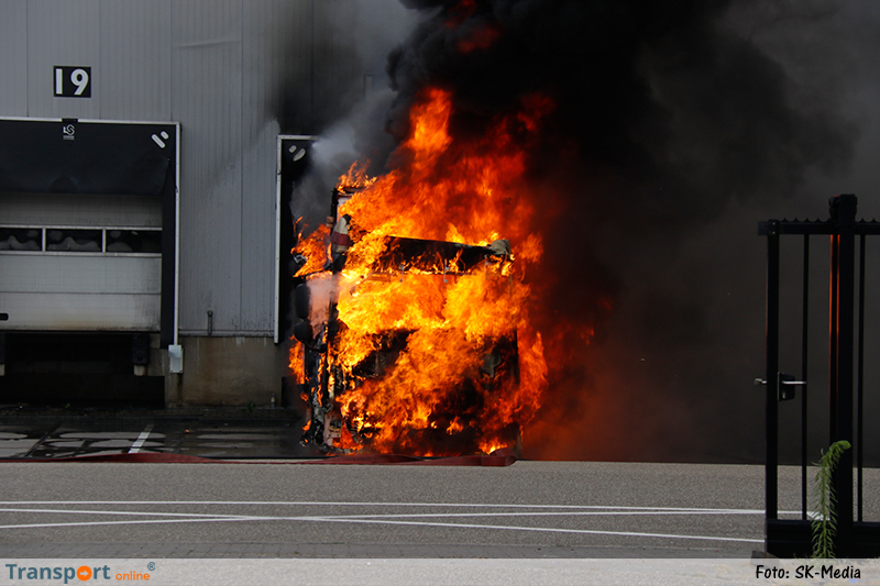 Vrachtwagen brandt uit bij distributiecentrum Jan Linders [+foto's]