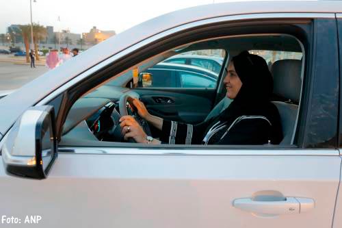 Eerste vrouw in Saudi-Arabië krijgt rijbewijs